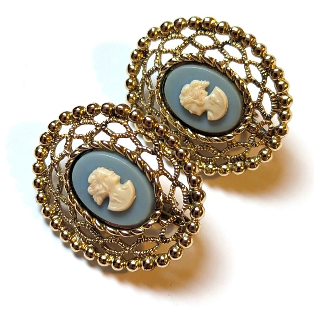 Vintage Signed Sarah Coventry Light Gold Tone Filigree Cameo Clip On Earrings